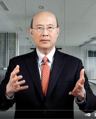 Screenshot of MIT Sloan Prof. Andrew Lo explaining his online teaching methods in a video.