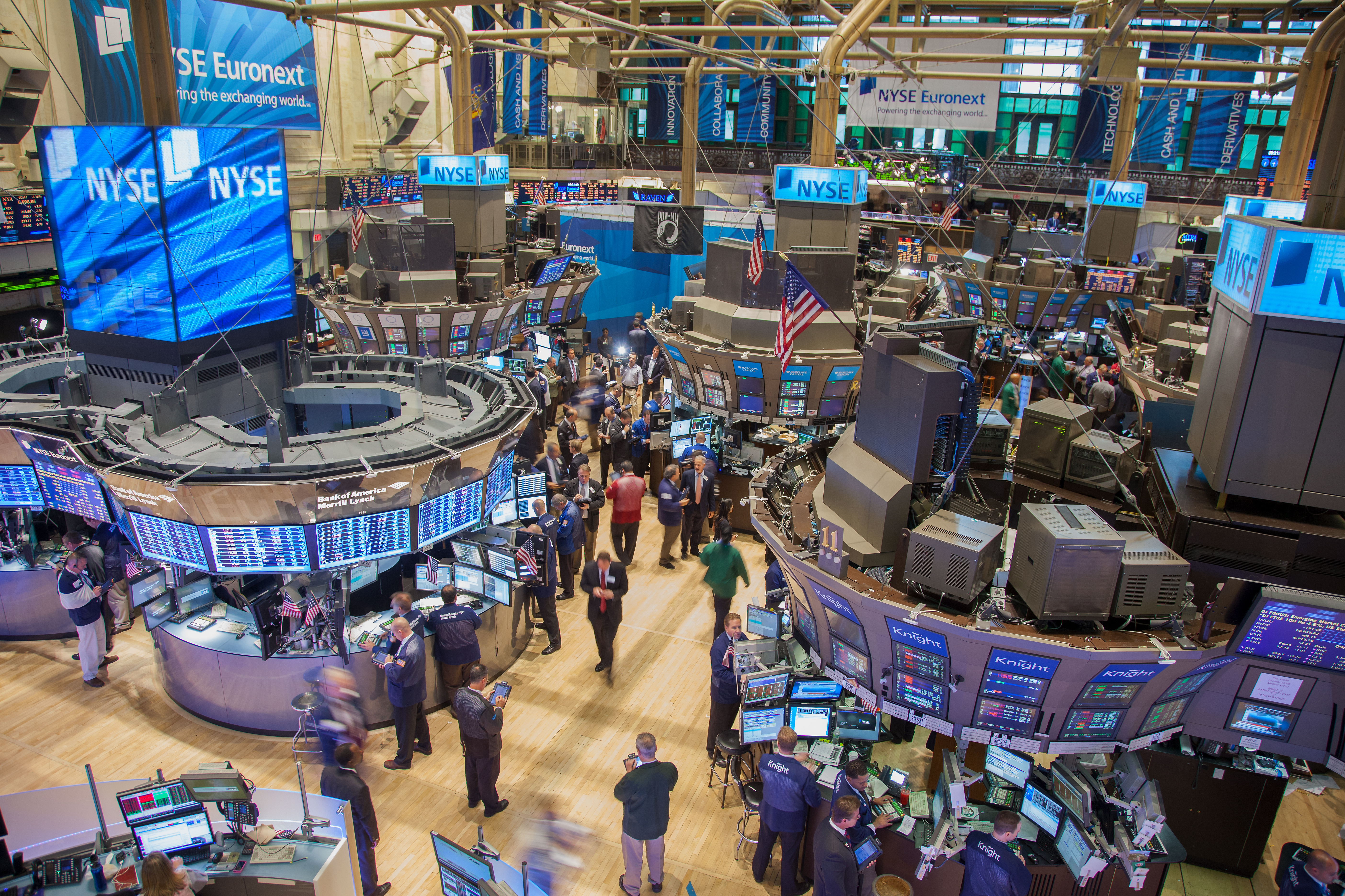 people on NYSE trading floor