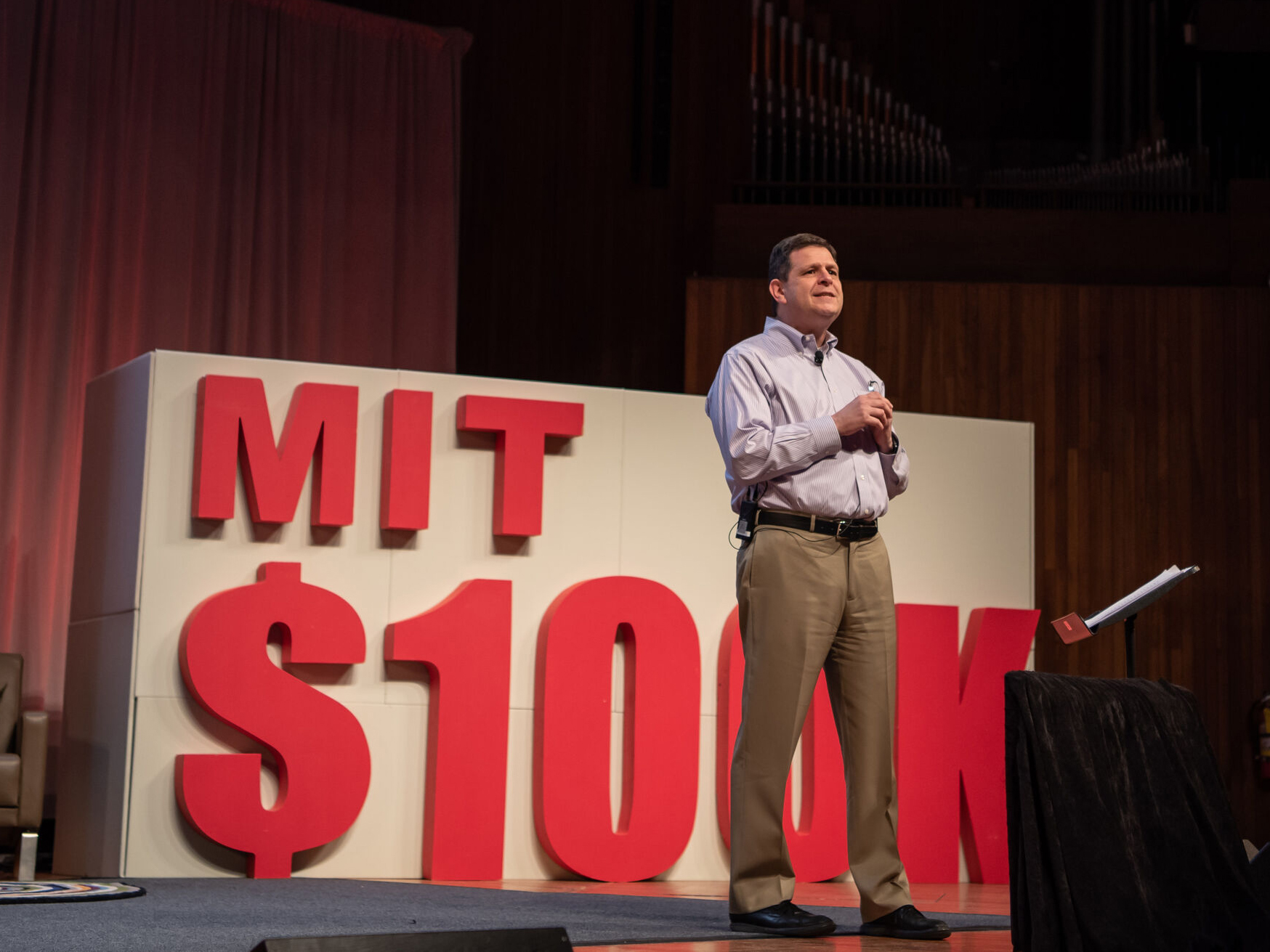 Professor Scott Stern speaks at the 2019 MIT $100k Entrepreneurship Competition