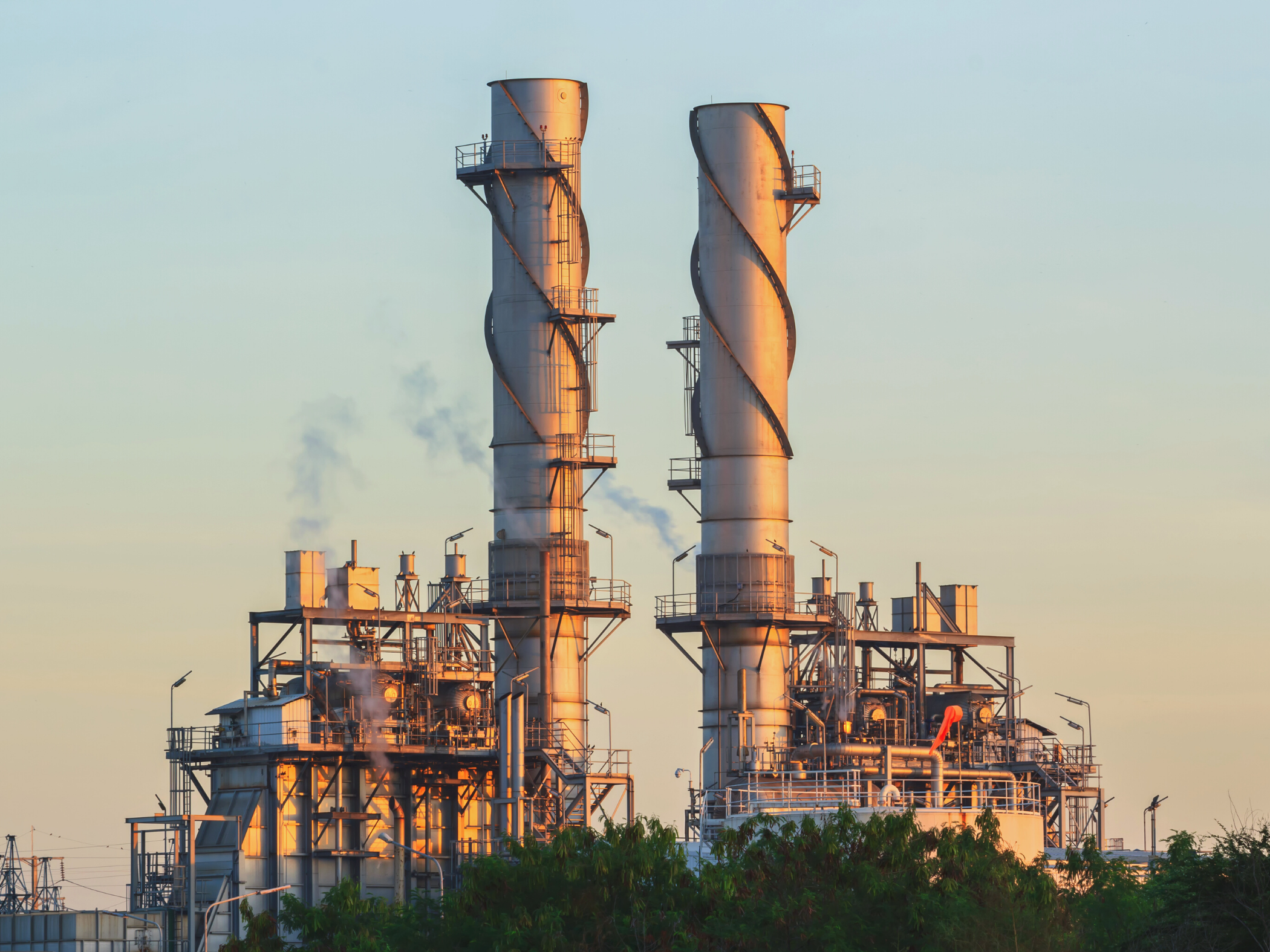 Natural gas refinery