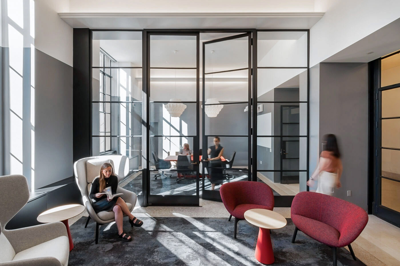 MIT alumni visit the Infinite Corridor's new alumni lounge