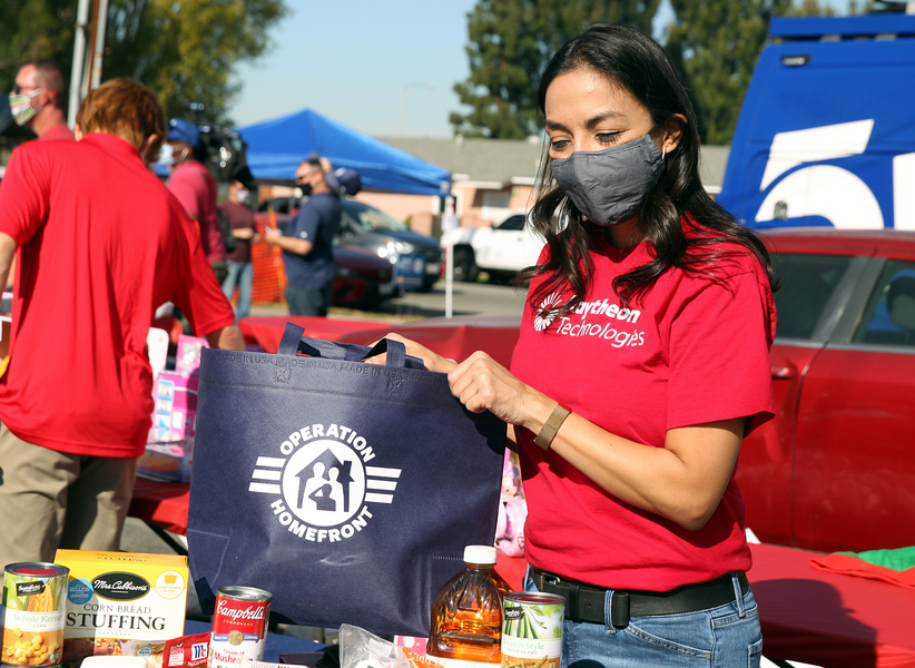 Masked woman helps at volunteer event