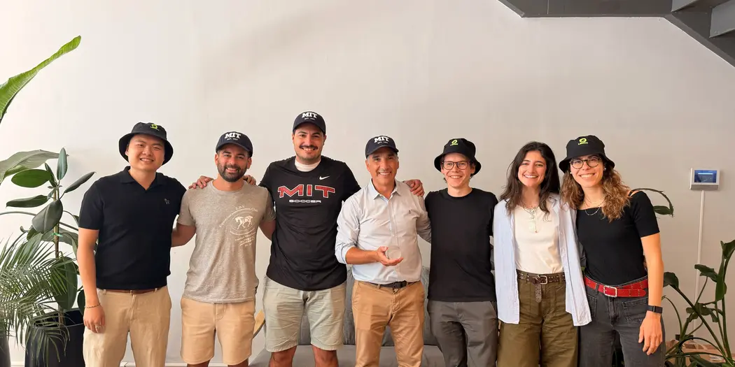 Group photo of G-Lab students with their hosts at Lemon