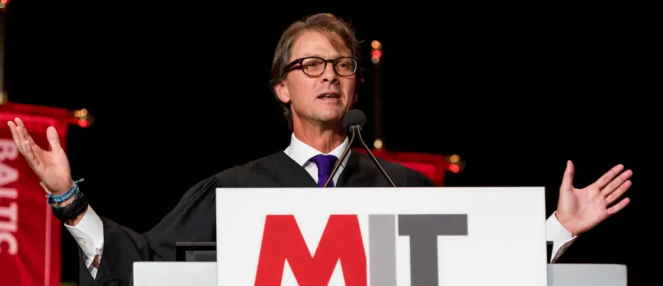 Lorenzo Mendoza giving the 2018 MIT Sloan MBA convocation speech