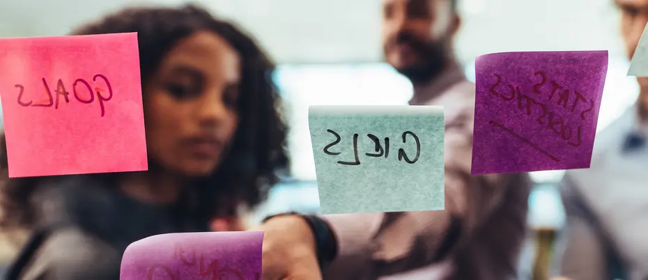 People using post-it notes