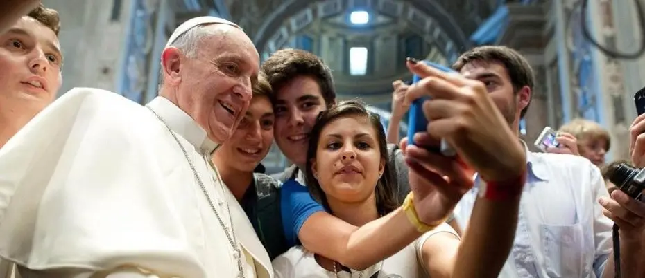 Pope Francis poses with students for a selfie