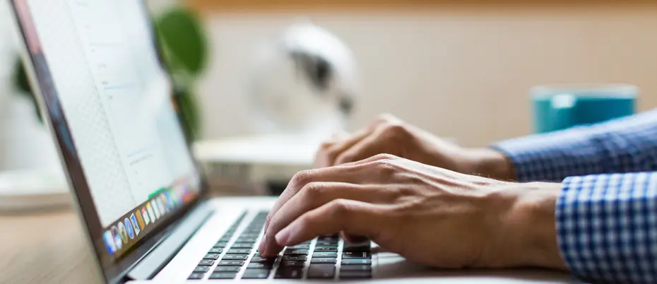 Person with Mac laptop