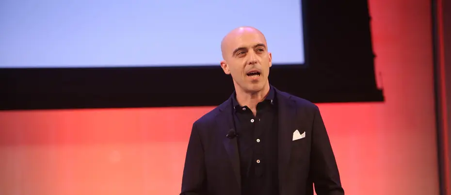 Picture of Sinan Aral speaking at a conference.