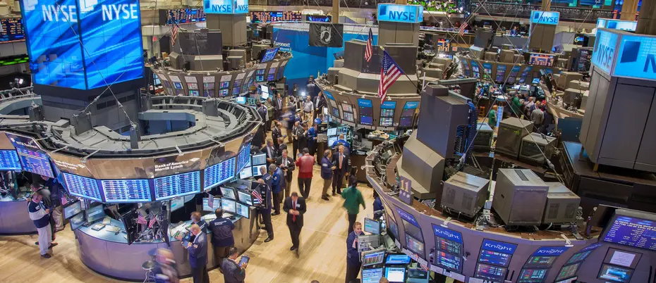 people on NYSE trading floor 