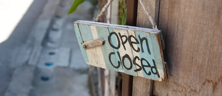 Door sign with both "open" and "closed" and arrow pointing to "open."