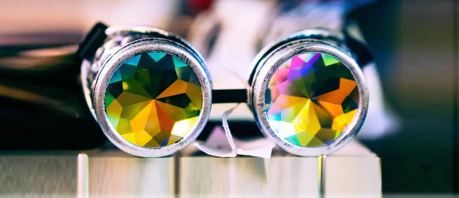 Binoculars with glass kaleidoscopes inside the lenses