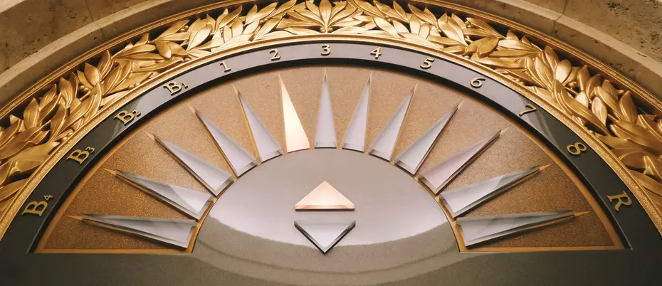 Elevator floor sign pointing up