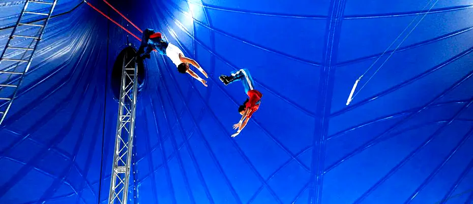 Picture of two trapeze artists