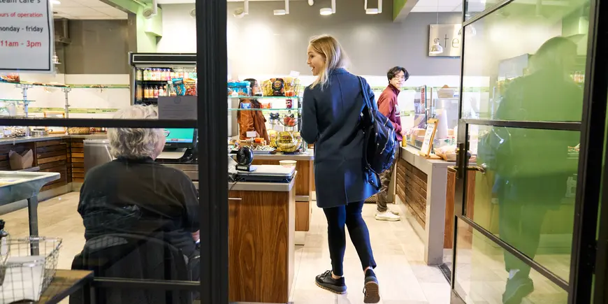 Elisa goes for a quick snack to her favorite cafeteria