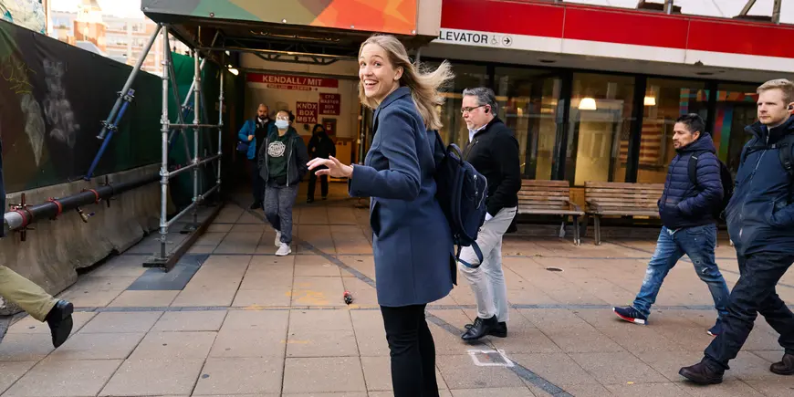 Elisa head to her final class of the day using the Red Line