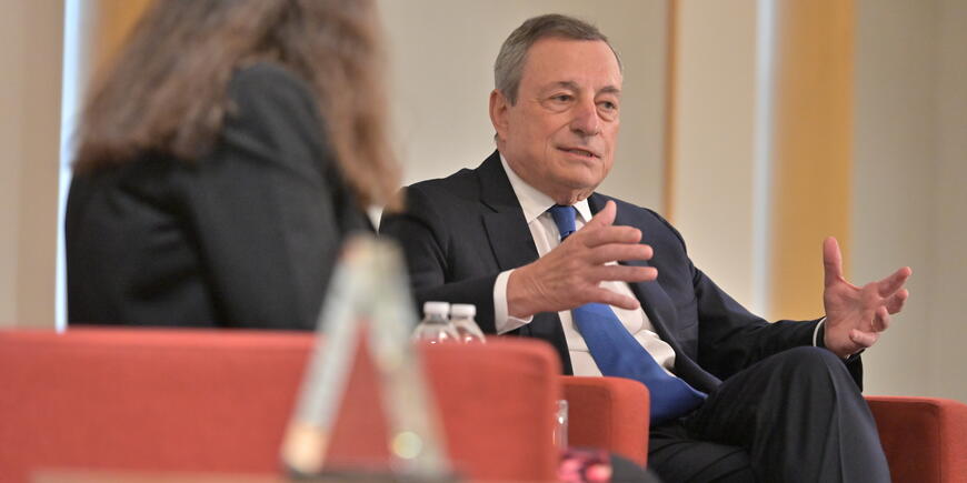 Image of Mario Draghi (right) speaking
