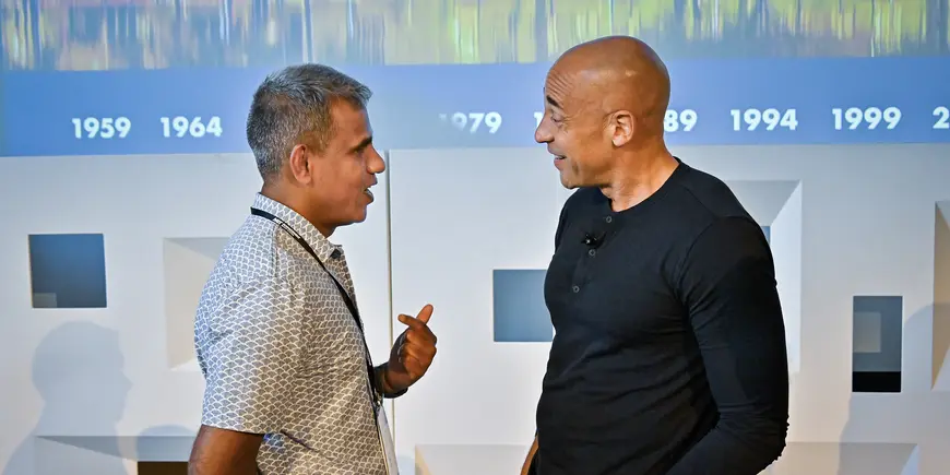 Marcus Wilson speaks with a fellow alumnus after his talk.