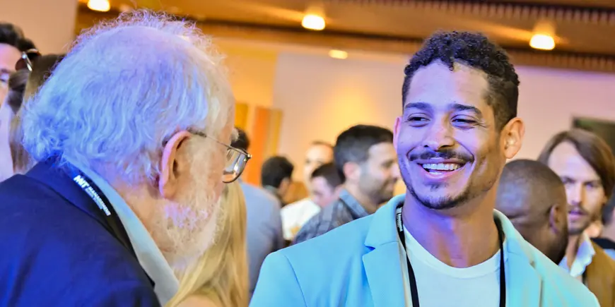 Stwart Peña Feliz speaks with another alumnus at MIT Sloan Reunion 2024.