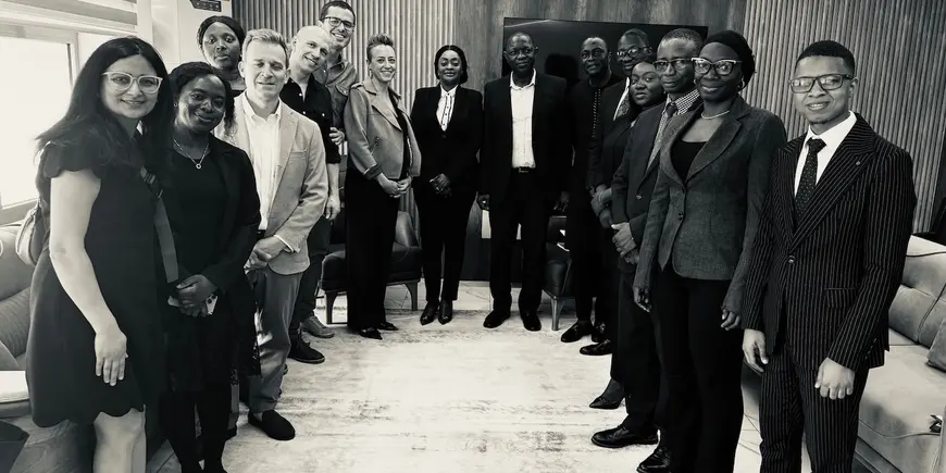 Black and white group photo of all students and hosts. 