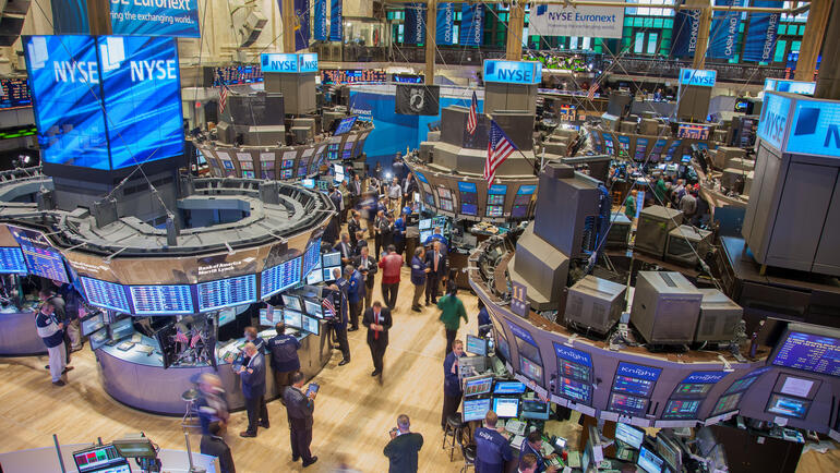 people on NYSE trading floor 