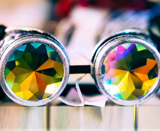 Binoculars with glass kaleidoscopes inside the lenses