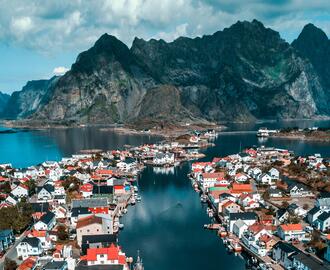 Image of a Norwegian town with mountains in the background