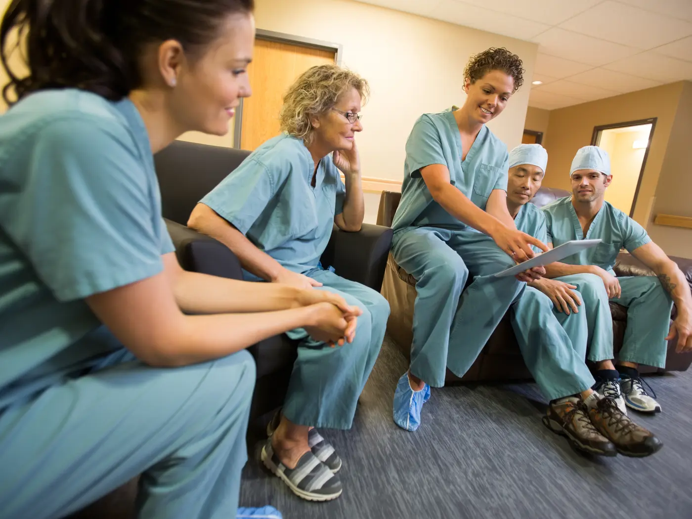 Medical personnell discussion seated